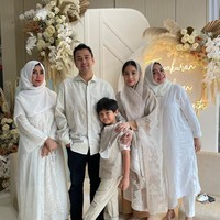 Ini potret keluarga Gigi dan Raffi saat mengadakan empat bulanan. Foto: Instagram: @raffinagita1717