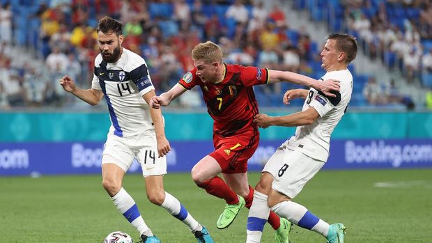 SAINT PETERSBURG, RUSSIA - JUNE 21: Kevin De Bruyne of Belgium battles for possession with Tim Sparv and Robin Lod of Finland during the UEFA Euro 2020 Championship Group B match between Finland and Belgium at Saint Petersburg Stadium on June 21, 2021 in Saint Petersburg, Russia. (Photo by Lars Baron/Getty Images)
