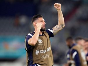Giroud Sudah Mendarat di Milan, Segera Teken Kontrak dengan Rossoneri