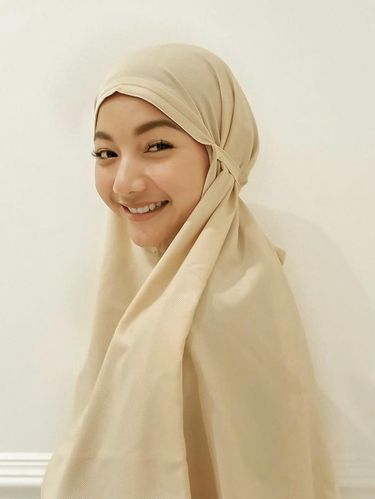 Potret Glenca Chysara memakai hijab.