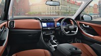 Hyundai Alcazar menggunakan pilihan warna interior coklat berpadu hitam, yang tidak hanya menampilkan sisi sporty, tapi juga elegan. Sementara bagian langit-langit menggunakan pilihan warna cerah agar nuansa kabin terasa lega. Foto: Dok. Hyundai