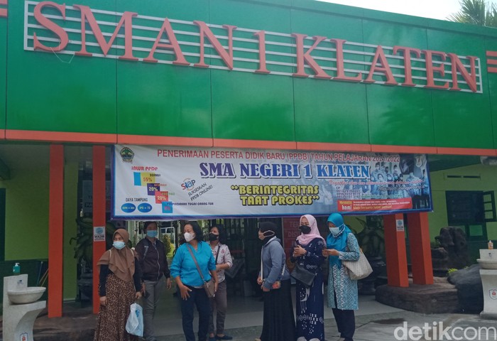 Ibu-ibu mendatangi SMAN 1 Klaten untuk melakukan protes (Achmad Syauqi)