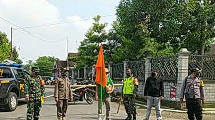 Jalan di Dusun Kasim, Desa Ploso, Kecamatan Selopuro ditutup portal. Itu karena ada 8 warga positif COVID-19 dan salah satunya meninggal dunia.