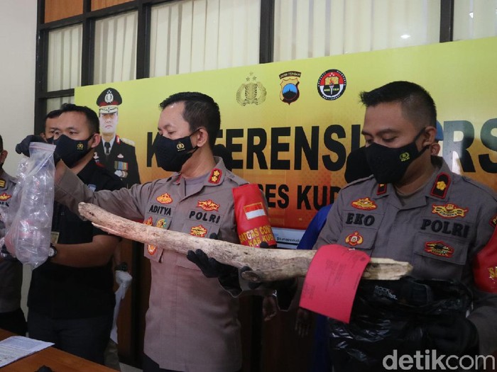 Jumpa pers kasus pembunuhan pemuda yang mayatnya ditemukan di tumpukan sampah, Kudus, Selasa (22/6/2021).