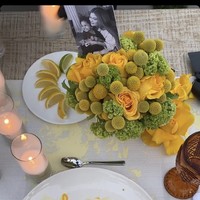 Bagian meja dihiasi foto hitam-putih momen manis Kylie Jenner dan Travis Scott bersama Stormi yang semakin menambah sentuhan personal. Tak ketinggalan peralatan makan yang dihiasi lukisan cap kaki buah hati mereka yang baru berusia 3 tahun itu. (Foto: Instagram/@kyliejenner)