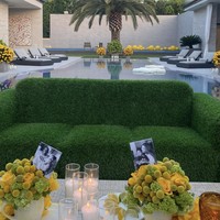 Lalu dekat kolam renang, Kylie menghadirkan sebuah table setting bertema hijau-kuning dengan sofa bertekstur seperti rumput. (Foto: Instagram/@kyliejenner)