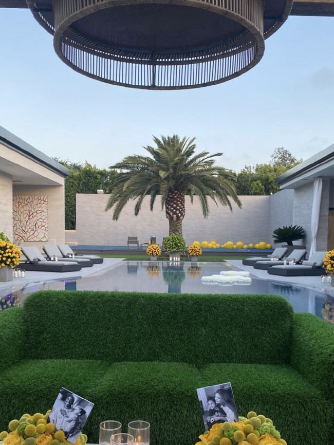 Lalu dekat kolam renang, Kylie menghadirkan sebuah table setting bertema hijau-kuning dengan sofa bertekstur seperti rumput. (Foto: Instagram/@kyliejenner)