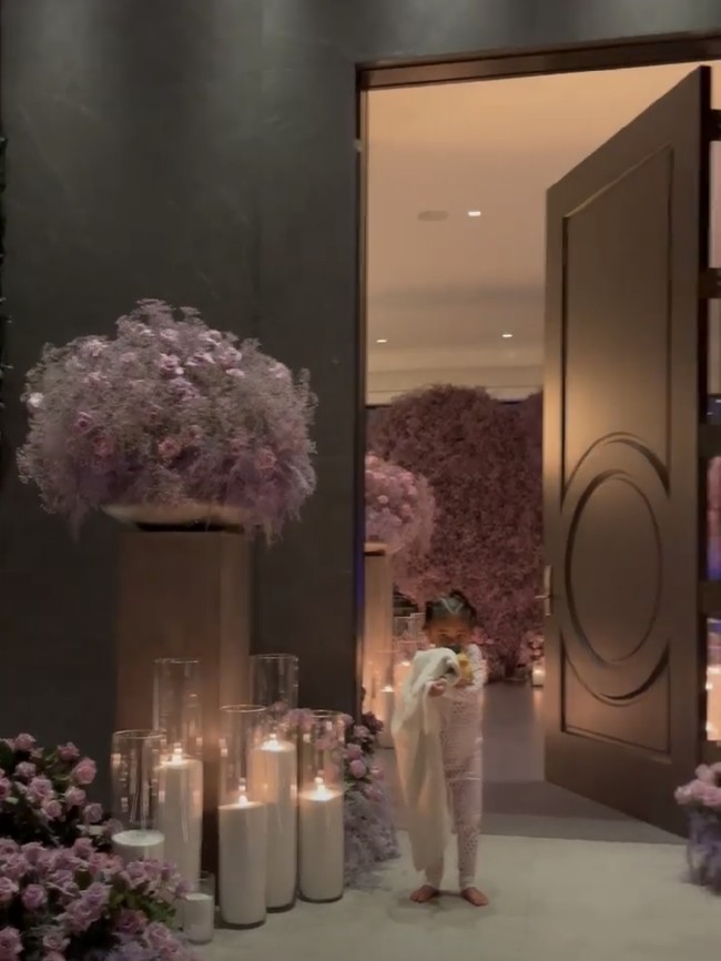 Selain bunga matahari, Kylie Jenner juga memilih bunga mawar hingga daisy untuk merayakan momen spesial tersebut. (Foto: Instagram/@kyliejenner)