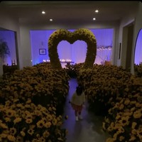 Hamparan bunga matahari lalu terlihat menghiasi area dalam rumah. Di bagian ujung, terdapat sebuah gerbang berbentuk hati yang masih terbuat dari bunga yang sama. (Foto: Instagram/@kyliejenner)