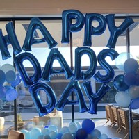 Tak berhenti di situ, ada pula dekorasi balon berwarna biru yang membentuk tulisan Happy Dads Day. (Foto: Instagram/@kyliejenner)
