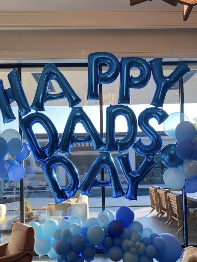 Tak berhenti di situ, ada pula dekorasi balon berwarna biru yang membentuk tulisan Happy Dads Day. (Foto: Instagram/@kyliejenner)
