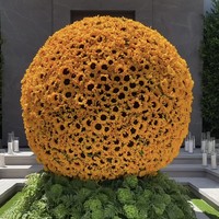 Tampak hampir sudut di rumahnya yang megah itu, baik luar dan dalam, tak luput dari instalasi yang terbuat dari bunga segar. Di halaman depan, hadir sebuah gumpalan bunga matahari yang membentuk bola raksasa. (Foto: Instagram/@kyliejenner)