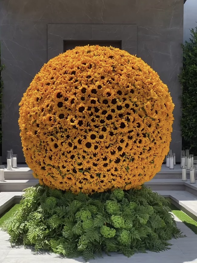 Tampak hampir sudut di rumahnya yang megah itu, baik luar dan dalam, tak luput dari instalasi yang terbuat dari bunga segar. Di halaman depan, hadir sebuah gumpalan bunga matahari yang membentuk bola raksasa. (Foto: Instagram/@kyliejenner)