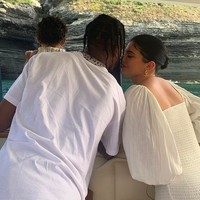 Meski percintaan mereka sering putus-sambung, Kylie Jenner selalu punya cara spesial untuk membahagiakan Travis Scott. Lihat saja kado Hari Ayah pemberian Kylie untuk ayah dari anaknya, Stormi Webster, tersebut. Secara khusus, Kylie Jenner menyulap rumahnya di Calabasas, California, menjadi sebuah taman bunga yang spektakuler. Pendiri Kylie Cosmetics itu sempat membagikan foto-foto dekorasi yang memukau tersebut di Instagram Stories baru-baru ini. (Foto: Instagram/@kyliejenner)