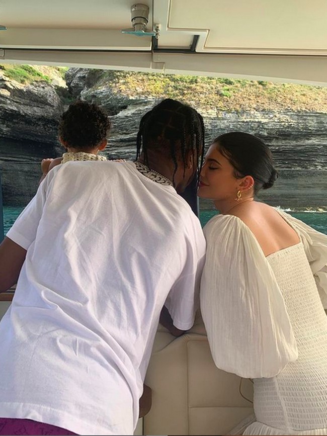 Meski percintaan mereka sering putus-sambung, Kylie Jenner selalu punya cara spesial untuk membahagiakan Travis Scott. Lihat saja kado Hari Ayah pemberian Kylie untuk ayah dari anaknya, Stormi Webster, tersebut. Secara khusus, Kylie Jenner menyulap rumahnya di Calabasas, California, menjadi sebuah taman bunga yang spektakuler. Pendiri Kylie Cosmetics itu sempat membagikan foto-foto dekorasi yang memukau tersebut di Instagram Stories baru-baru ini. (Foto: Instagram/@kyliejenner)