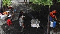 Warga yang kedapatan melanggar prokes pun ditindak oleh petugas. Sanski pun diberikan kepada para pelanggar, salah satunya membersihkan area sekitar.  