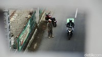 Razia tersebut dilakukan guna mencegah orang melanggar protokol kesehatan seperti tidak mengggunakan masker.