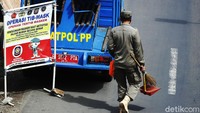 Seiring dengan melonjaknya kasus COVID-19 di sejumlah daerah Indonesia, kawasan yang masuk dalam zona merah di Ibu Kota pun terus bertambah. Per hari ini ada sepuluh titik zona merah di empat wilayah Ibu Kota.