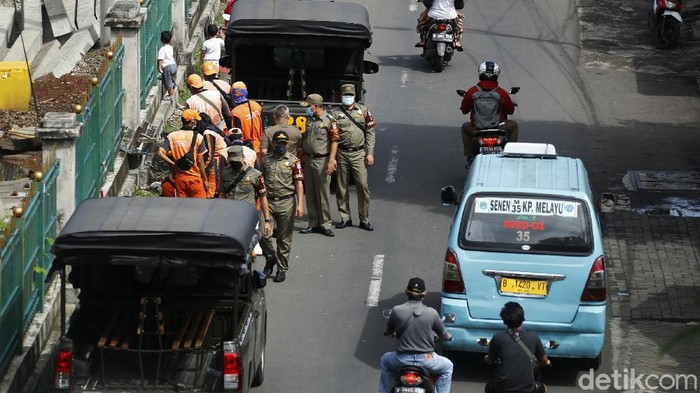 Kasus COVID-19 di Indonesia tembus angka 2 juta. Beragam upaya untuk menekan laju penyebaran Corona pun dilakukan di Ibu Kota. Salah satunya razia masker.