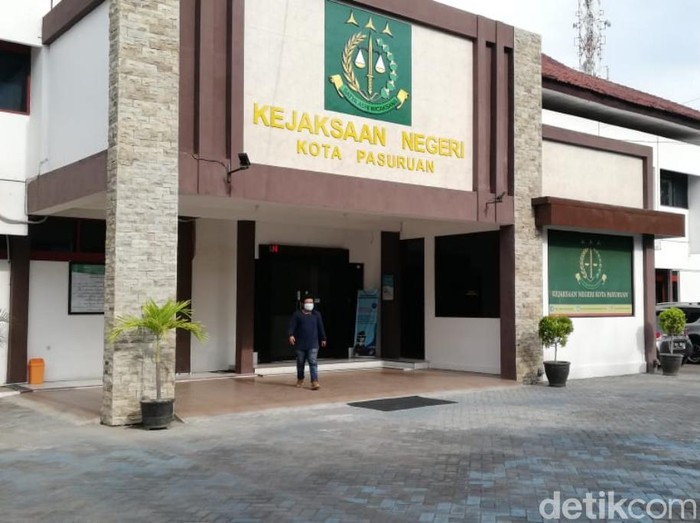 Dua terdakwa korupsi pengadaan aplikasi di Dinas Komunikasi Informasi dan Statistik (Kominfotik) Kota Pasuruan, Fendy Krisdiyono dan Meindahlia Pratiwi sudah mendapat vonis. Putusan itu jomplang dengan tuntutan jaksa penuntut umum (JPU).