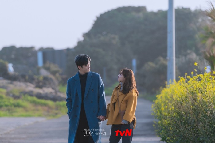 Kemesraan Park Bo Young dan Seo In Guk di Doom at Your Service