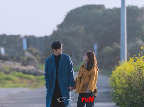 Kemesraan Park Bo Young dan Seo In Guk di Doom at Your Service