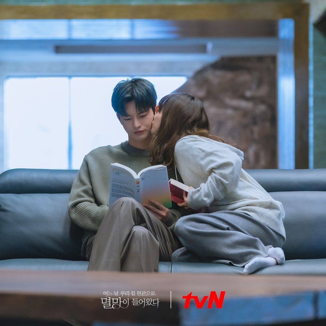 Kemesraan Park Bo Young dan Seo In Guk di Doom at Your Service Kemesraan Park Bo Young dan Seo In Guk di Doom at Your Service