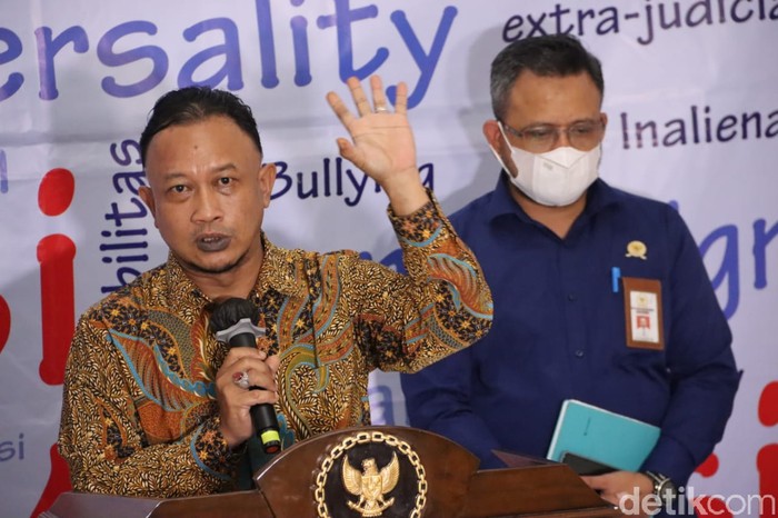 Kepala BKN, Bima Haria Wibisana dan Komisioner Komans HAM Chorul Anam jumpa pers di Kantor Komnas HAM