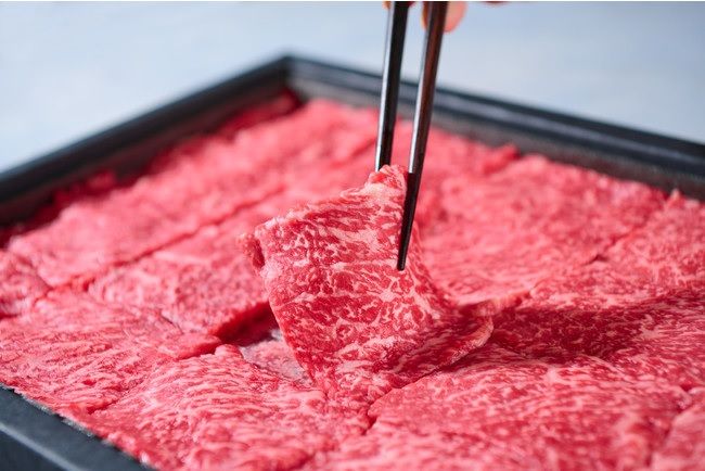 Keren! Daging Wagyu Premium Menjadi Latar Seni Pahat Kayu