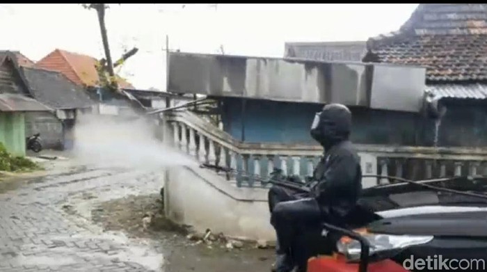 Sebanyak 20 warga di sebuah desa di Lamongan positif swab antigen usai menghadiri hajatan di Bojonegoro. Ada 14 warga yang isolasi mandiri di rumah, 4 orang isolasi di rumah sakit dan 2 orang meninggal.