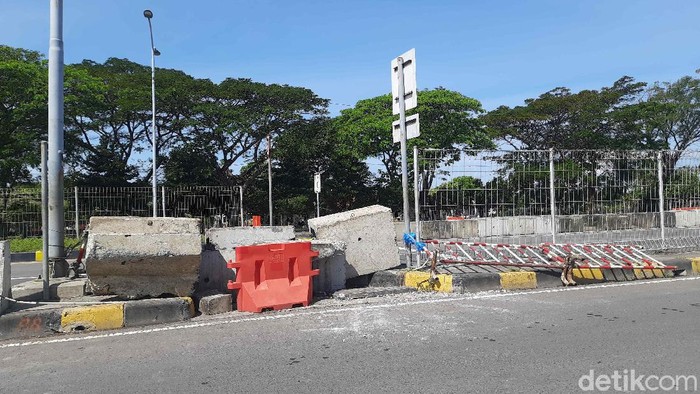 Sebanyak 100-an massa mendatangi pos penyekatan Jembatan Suramadu subuh tadi. Mereka merusak pagar dan menuju pos penyekatan dan melempari petugas dengan petasan.
