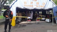 Bagi warga yang tidak membawa hasil tes negatif COVID-19 dan surat izin keluar masuk (SIKM) tetap dilakukan swab antigen.  