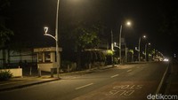 Sejumlah titik yang diberlakukan pembatasan nampak lenggang. Kendaraan tidak boleh melintas, kecuali yang masuk kategori pengecualian, aktivitas masyarakat pun dibatasi dan tampak sepi.