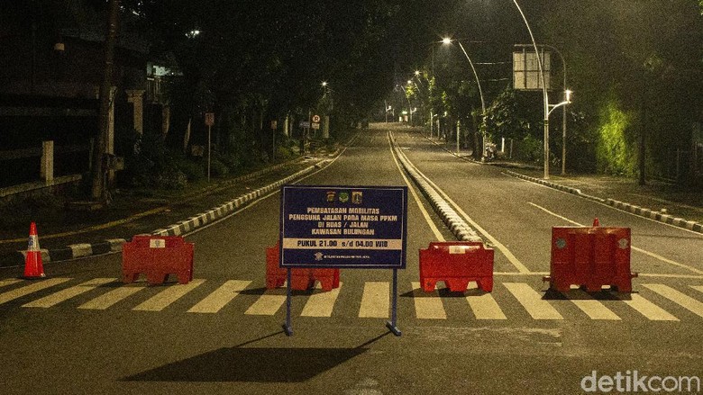 Beberapa ruas jalan di Ibu Kota yang terdampak pembatasan mobilitas tampak sepi kosong melompong. Beginilah potret Jakarta yang tertidur lebih awal.