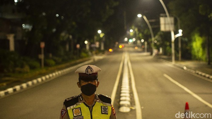 Beberapa ruas jalan di Ibu Kota yang terdampak pembatasan mobilitas tampak sepi kosong melompong. Beginilah potret Jakarta yang tertidur lebih awal.