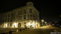 Kawasan kota tua tampak sepi dan tertidur lebih dulu. Padahal, kalau hari-hari biasanya, kawasan ini bisa hidup selama 24 jam.