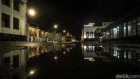 Sekitar pukul 21.50 WIB sejumlah tempat usaha di sekitar lokasi yang terdampak pembatasan mobilitas terlihat sudah tutup. Lalu lintas pun sepi tidak ada kendaraan yang melintas.  