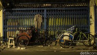 Kafe atau restoran yang ada disekitarnya juga sudah terlihat tutup. Aktivitas masyarakat pun juga sudah tidak terlihat.