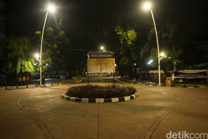 Kosong Melompong, Begini Potret Jakarta yang 'Tertidur' Lebih Awal Beberapa ruas jalan di Ibu Kota yang terdampak pembatasan mobilitas tampak sepi kosong melompong. Beginilah potret Jakarta yang 'tertidur' lebih awal.