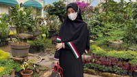 Namun, kini dirinya move on dan mengajak anaknya, Yusuf, buat membuka lembaran hidup baru. (Foto: dok. Instagram @larissachou) 
