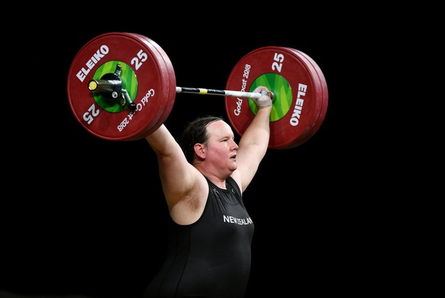 Laurel Hubbard akan berkompetisi di kelas angkat beban 87 kg. Laurel dinyatakan pantas mengikuti Olimpiade setelah  International Olympic Committee mengubah aturannya pada 2015 dengan mengizinkan transgender berkompetisi sebagai perempuan asalkan level testosteron mereka sudah berada di bawah ambang batas seharusnya. Testosteron adalah hormon yang menambah massa otot. Foto: Getty Image