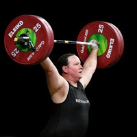 Laurel Hubbard akan berkompetisi di kelas angkat beban 87 kg. Laurel dinyatakan pantas mengikuti Olimpiade setelah  International Olympic Committee mengubah aturannya pada 2015 dengan mengizinkan transgender berkompetisi sebagai perempuan asalkan level testosteron mereka sudah berada di bawah ambang batas seharusnya. Testosteron adalah hormon yang menambah massa otot. Foto: Getty Image