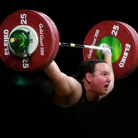 Atlet transgender wanita seperti Laurel Hubbard dianggap memiliki keuntungan karena di masa pubertas masih menjadi pria. Atlet angkat beban Belgia Anna Vanbellinghen termasuk yang mengkritisi kebijakan mengizinkan atlet transgender berkompetisi di Olimpiade.  “Siapapun yang sudah pernah berlatih angkat beban di level tinggi tahu bahwa ini terjadi pada tulang mereka: situasi khusus ini tidak adil untuk olahraga dan para atlet,” kata Anna. Foto: Dan Mullan/Getty Images