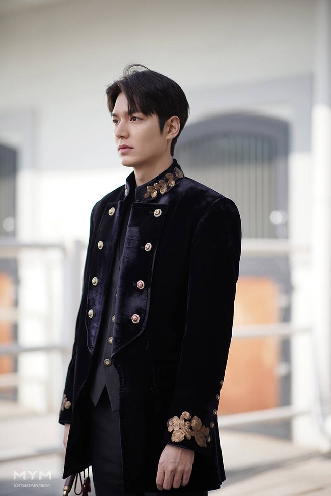 Mantan kekasih Suzy ini sempat vakum selama dua tahun hingga akhirnya membintangi drama Korea The King: Eternal Monarch. Lee Min Ho tampak gagah dalam balutan jas sebagai Kaisar Lee Gon. Foto: dok SBS