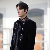 Mantan kekasih Suzy ini sempat vakum selama dua tahun hingga akhirnya membintangi drama Korea The King: Eternal Monarch. Lee Min Ho tampak gagah dalam balutan jas sebagai Kaisar Lee Gon. Foto: dok SBS