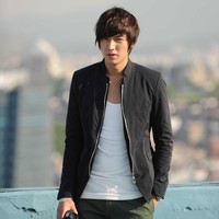 Lee Min Ho merubah gaya rambutnya dalam drama Korea City Hunter dan bikin penggemar pangling. Ia dipasangkan dengan Park Min Young, hingga akhirnya terlibat cinta lokasi dan berpacaran. Foto: dok SBS