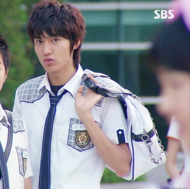 Lee Min Ho memulai debut aktingnya pada 2003 lewat drama Korea Sharp. Ia mulai mencuri sebagai Cha Gong Chan dalam drama Korea Mackerel Run, siswa SMA bergengsi yang jago sepak bola. Foto: dok SBS