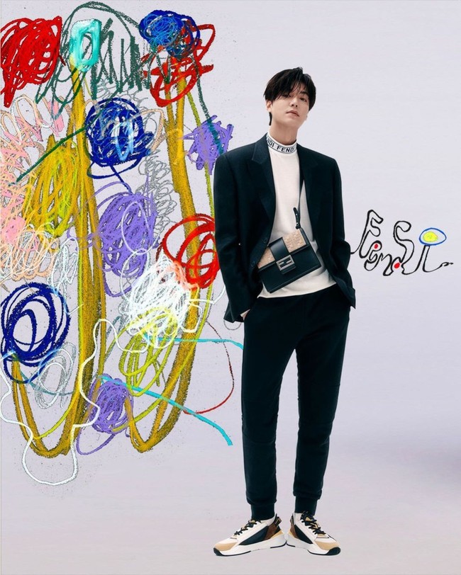 Tahun ini, Lee Min Ho mengerjakan project kerjasamanya dengan Lee Seung Gi yang akan tayang di YouTube. Series Pachinko yang dibintangi aktor berumur 34 tahun ini segera tayang di Apple TV. Foto: dok Fendi