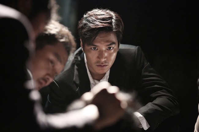 Dua tahun berikutnya, penampilan Lee Min Ho jauh lebih dewasa saat membintangi film Gangnam Blues. Ia beradu akting dengan Kim Rae Won dan berperan sebagai gangster bernama Kim Jong Dae. Foto: dok Showbox