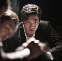 Dua tahun berikutnya, penampilan Lee Min Ho jauh lebih dewasa saat membintangi film Gangnam Blues. Ia beradu akting dengan Kim Rae Won dan berperan sebagai gangster bernama Kim Jong Dae. Foto: dok Showbox